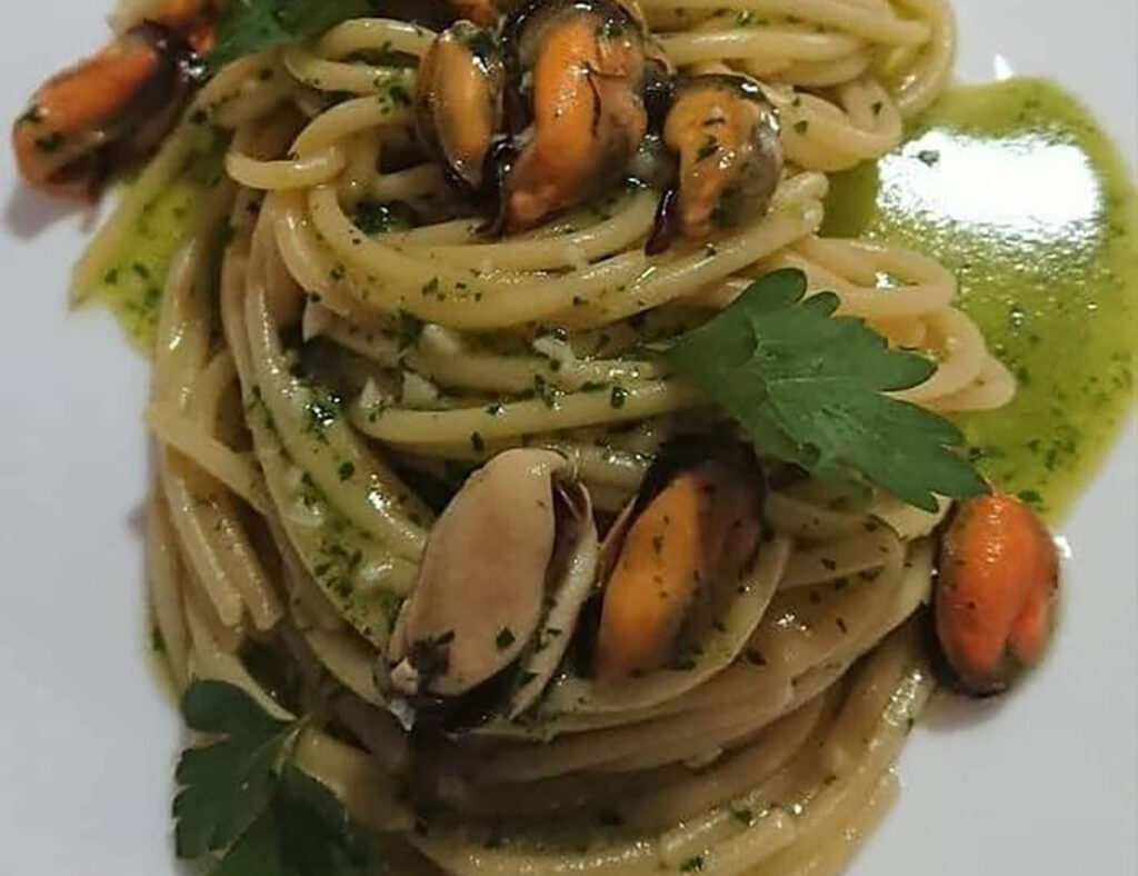 Spaghetti Con Le Cozze Alla Puzzulana Il Segreto Dei Cucchiai Per