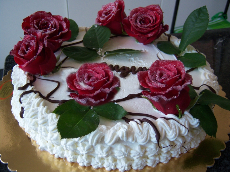 Torta con petali di rosa brinati per la Festa della Mamma