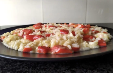 Risotto ai peperoni e gorgonzola, un piatto rustico per le cene tra amici
