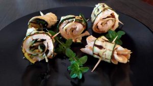 Rotolini di pollo e zucchine grigliate