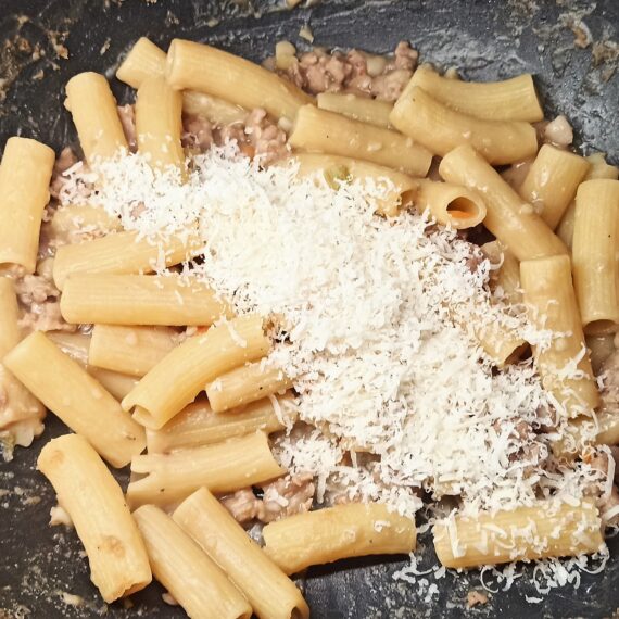 Pasta Alless Alless La Ricetta Napoletana Con Il Sugo Di Salsicce E