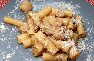 Pasta Alless Alless La Ricetta Napoletana Con Il Sugo Di Salsicce E Castagne Facilissima Si