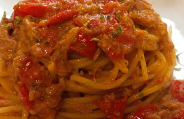 spaghetti tarantella pomodorini del piennolo e tonno