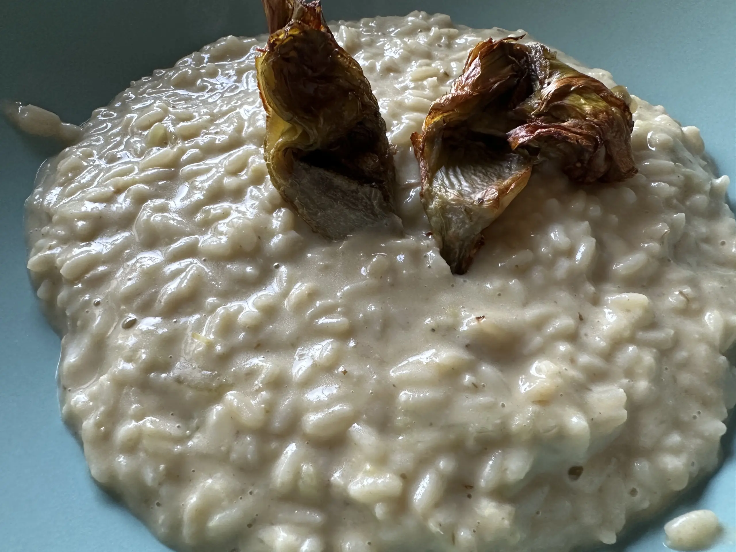 Risotto ai carciofi di Max Mariola, come preparare un primo cremoso in  pochissimi minuti. Il segreto è nel brodo, cosa si aggiunge - Più Ricette