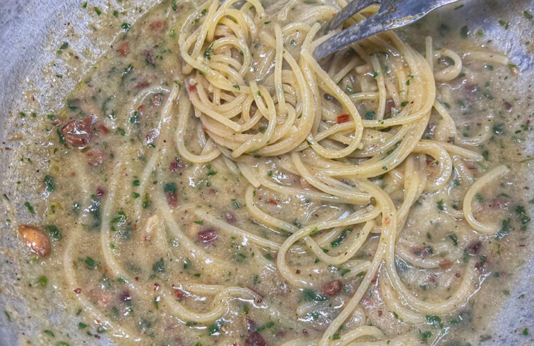 spaghetti aglio olio e tarallo cremosi