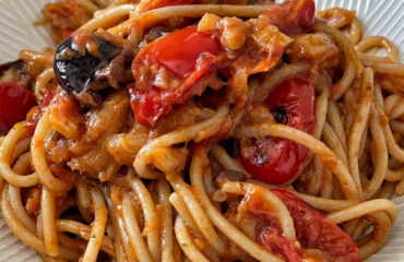spavettiello domestico cassuolato. spaghetti olive e baccalà