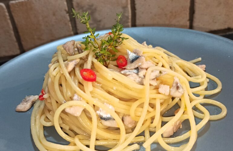 spaghetti aglio e olio alla cetarese