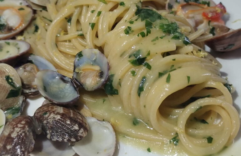 Spaghetti grossi con misto frutti di mare