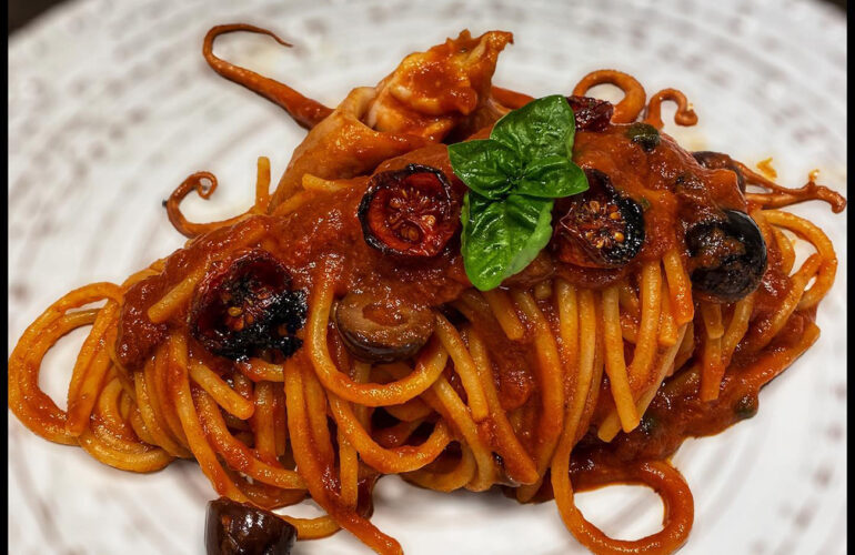 spaghetti con polipetti affogati