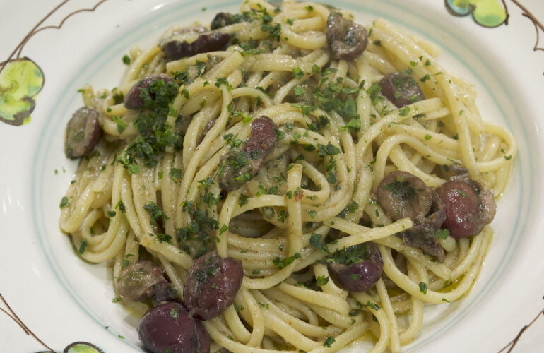 spaghetti prezzemelo e olive