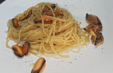 Gli spaghetti con pecorino, pepe e cozze