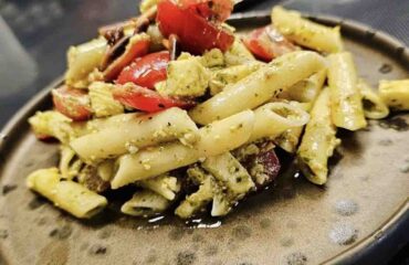 Penne con- Pesto di Basilico, Pomodorini, Mozzarella