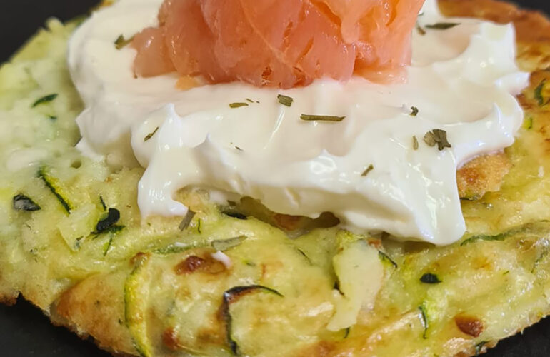 PANCAKE SOFFICI DI ZUCCHINE CON PHILADELPHIA E SALMONE