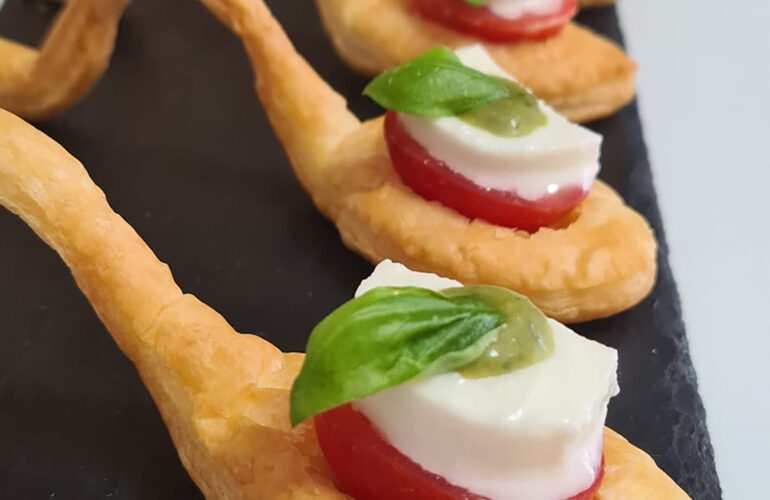 cucchiaio di sfoglia con caprese