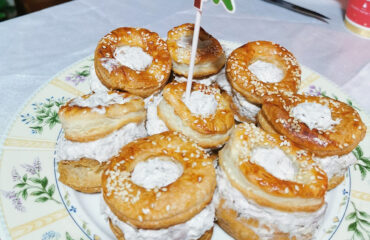 Occhi di bue salati con crema di ricotta e aggiunta di alici tonno salvia e pepe.