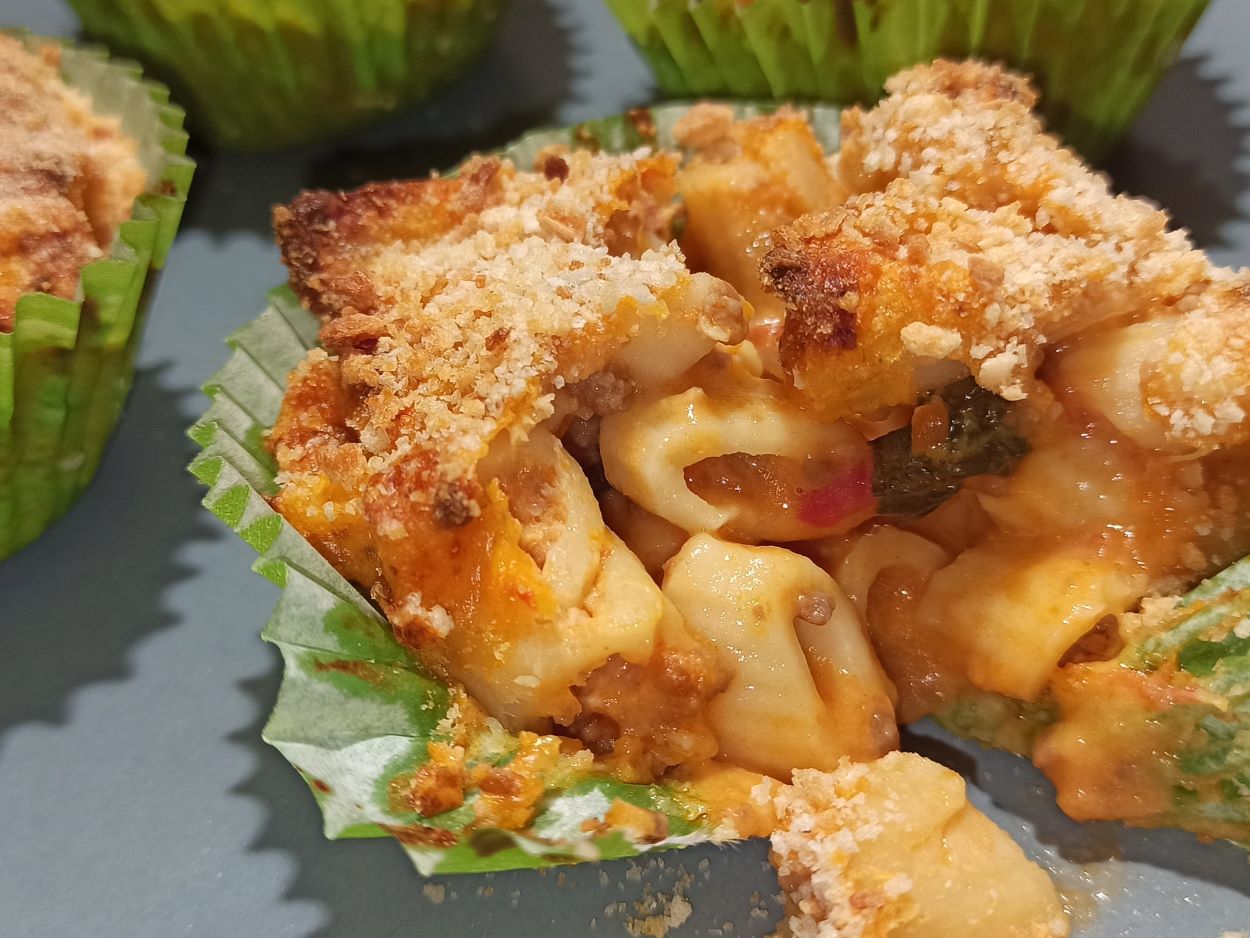 Muffin di pasta avanzata, meglio delle frittatine di pasta. Si fanno in 5 minuti e sono delle bombette di cremosità