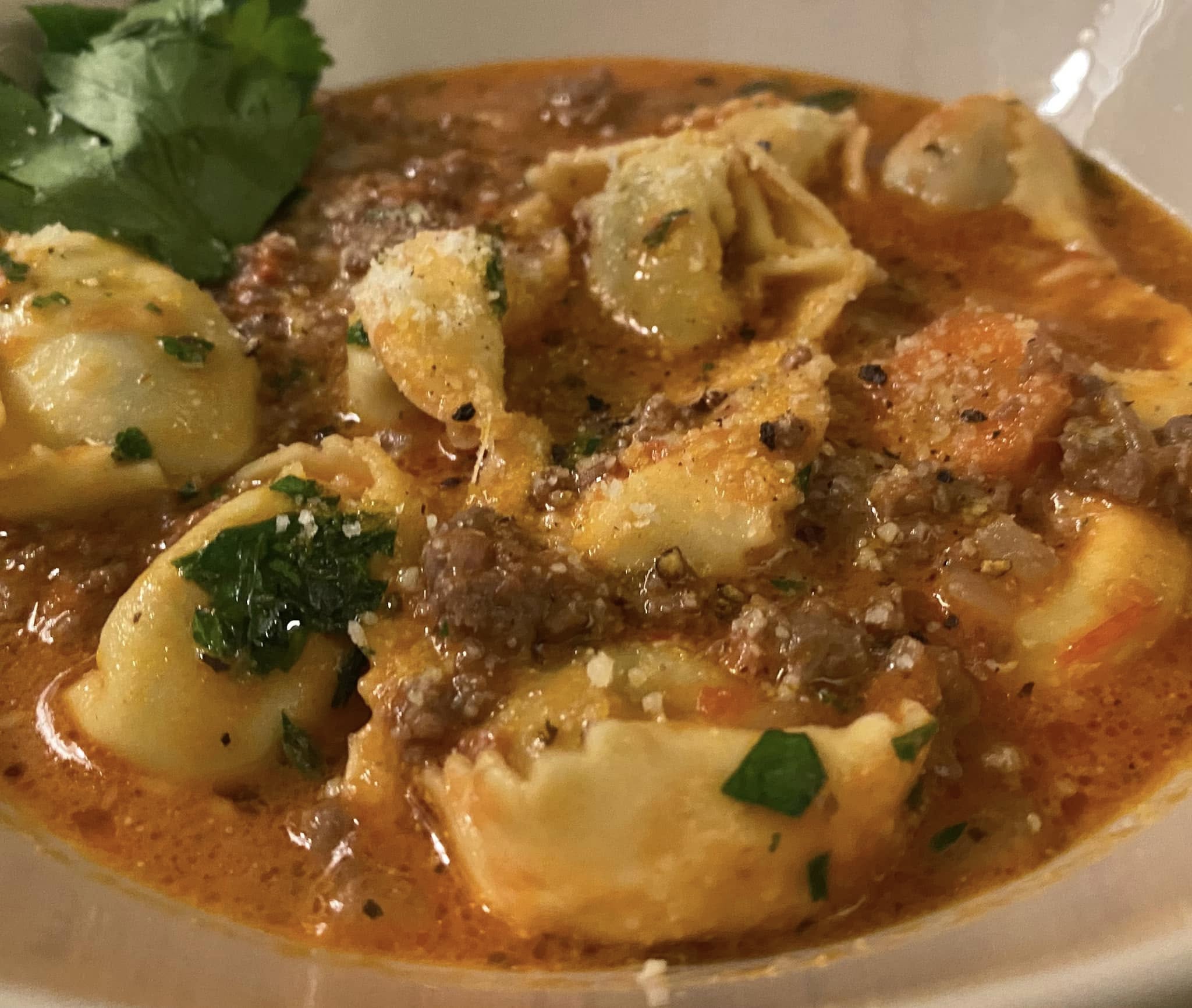 Zuppa di tortellini alla mediterranea, il piatto della domenica super gustoso meglio del ragù