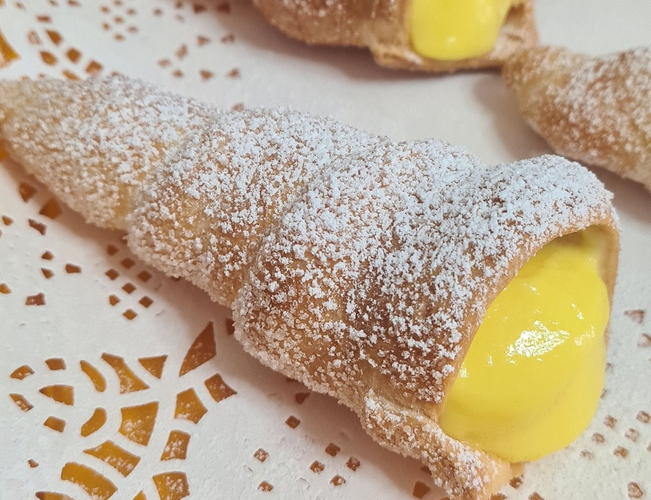 Cannoli di Pasta Sfoglia alla Crema, meglio di quelli della pasticceria. Pronti in 5 minuti anche in friggitrice ad aria