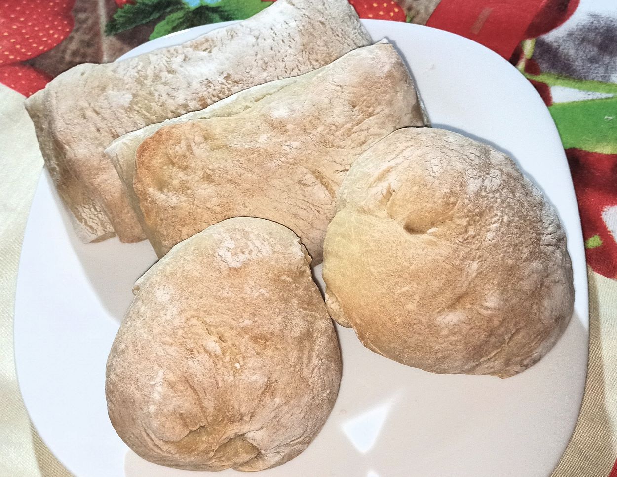 Pane ciabatta fatto in casa, fragrante e buonissimo che fa crock. La ricetta antica delle nonne