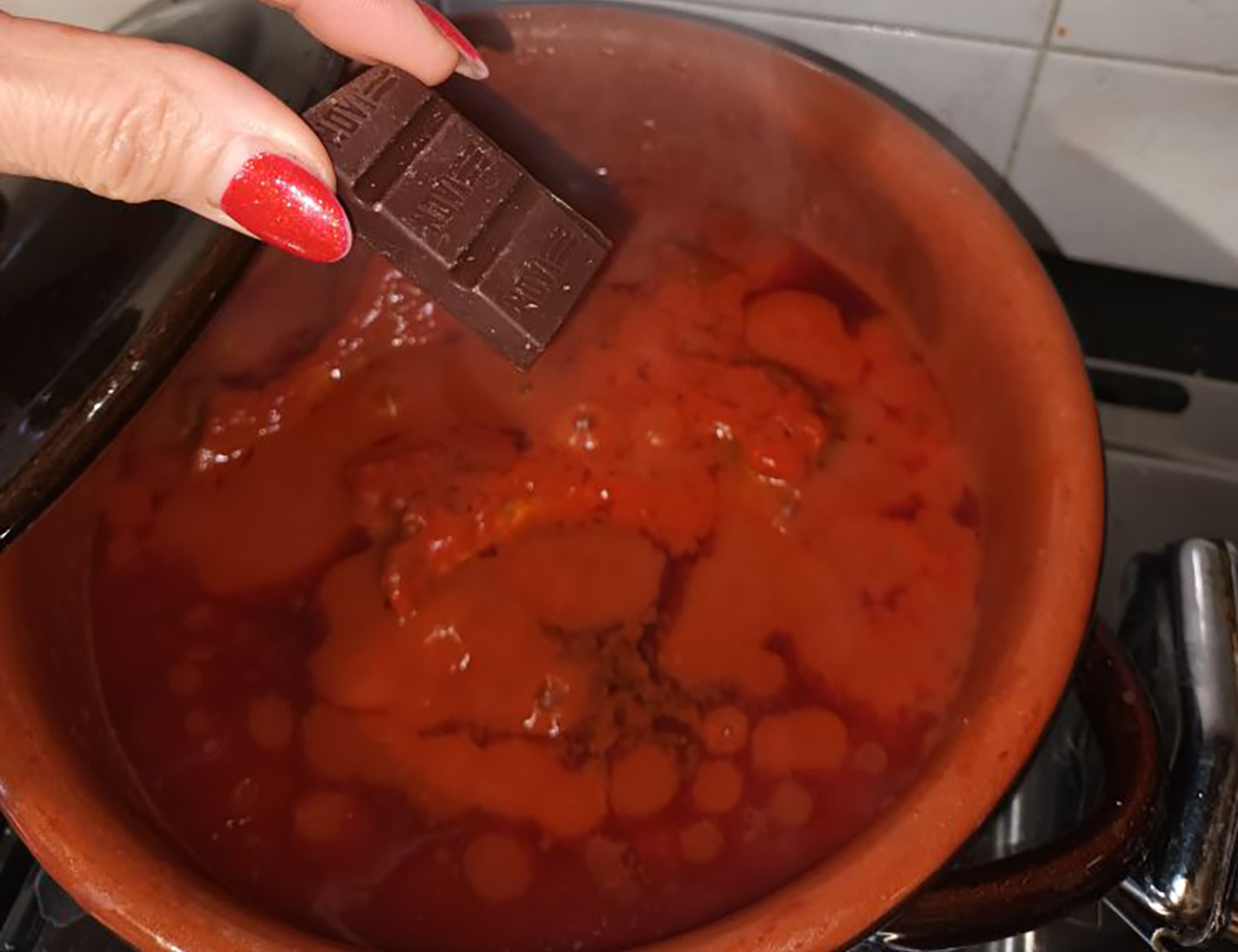 I trucchi della nonna napoletana per un sugo di pomodoro perfetto: Dal cioccolato al mestolo di acqua calda