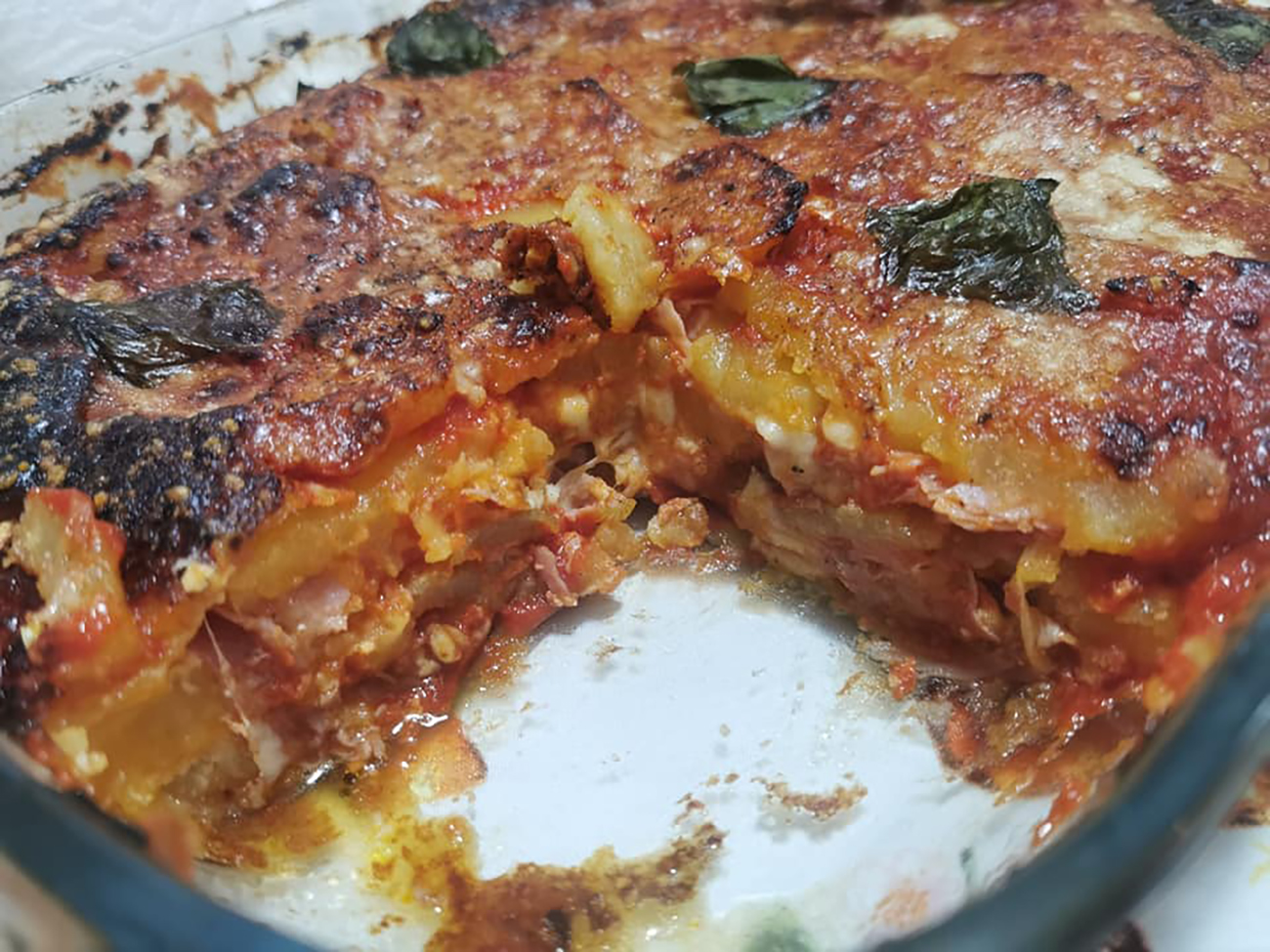 Parmigiana di patate rossa, la ricetta di Nonna Teresa per una cena sfiziosa e veloce tutto a crudo