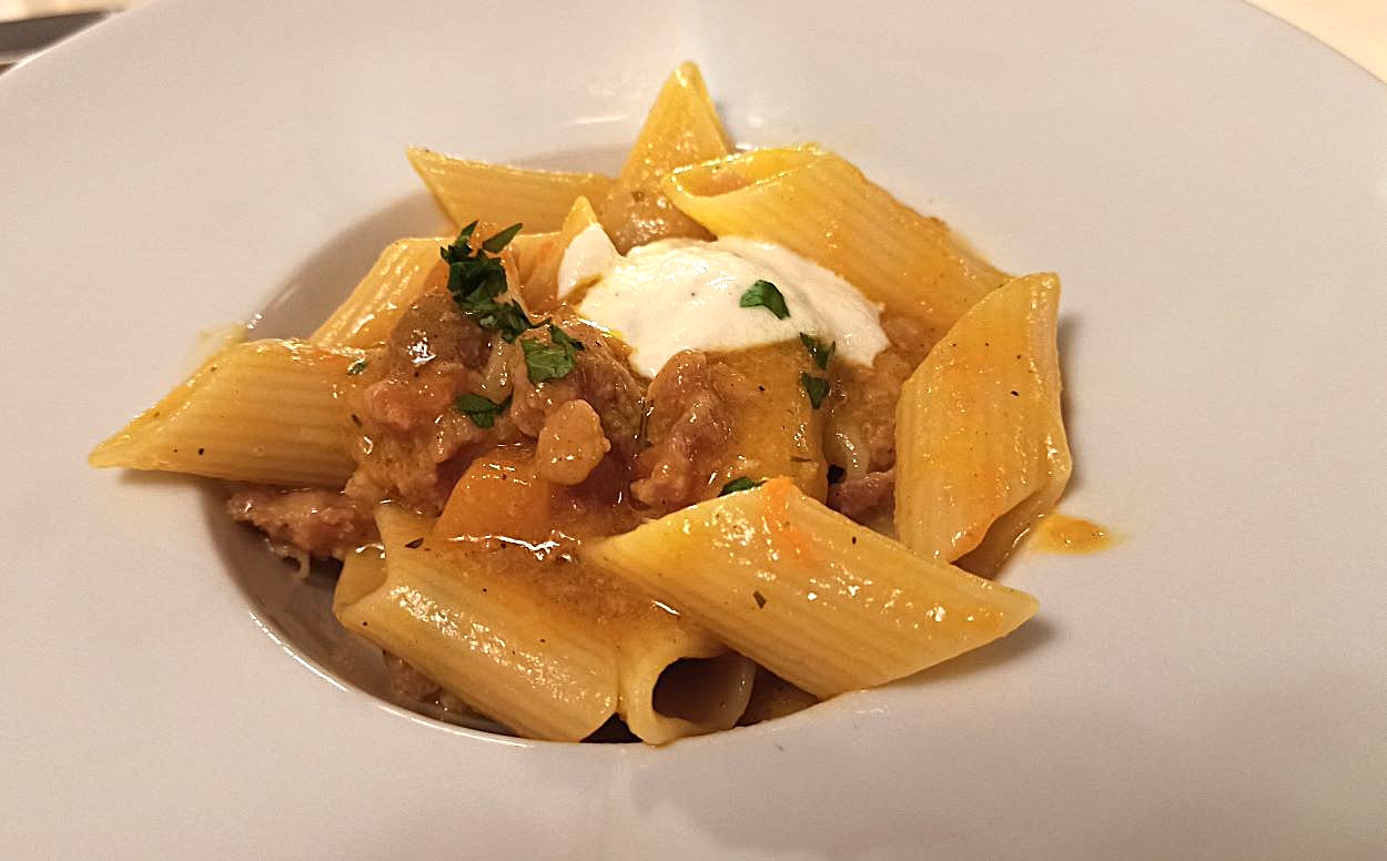 Pennoni alla Gennarina, con salsiccia, zucca e burrata: il primo veloce e saporito col sugo che si fa mentre cuoce la pasta