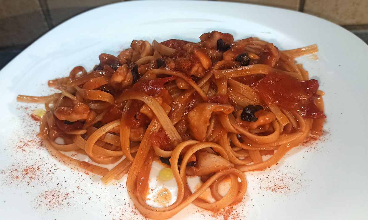 Linguine rigate con ragù di polpo al whisky, il trucco per fare un polpo così tenero che si scioglie in bocca