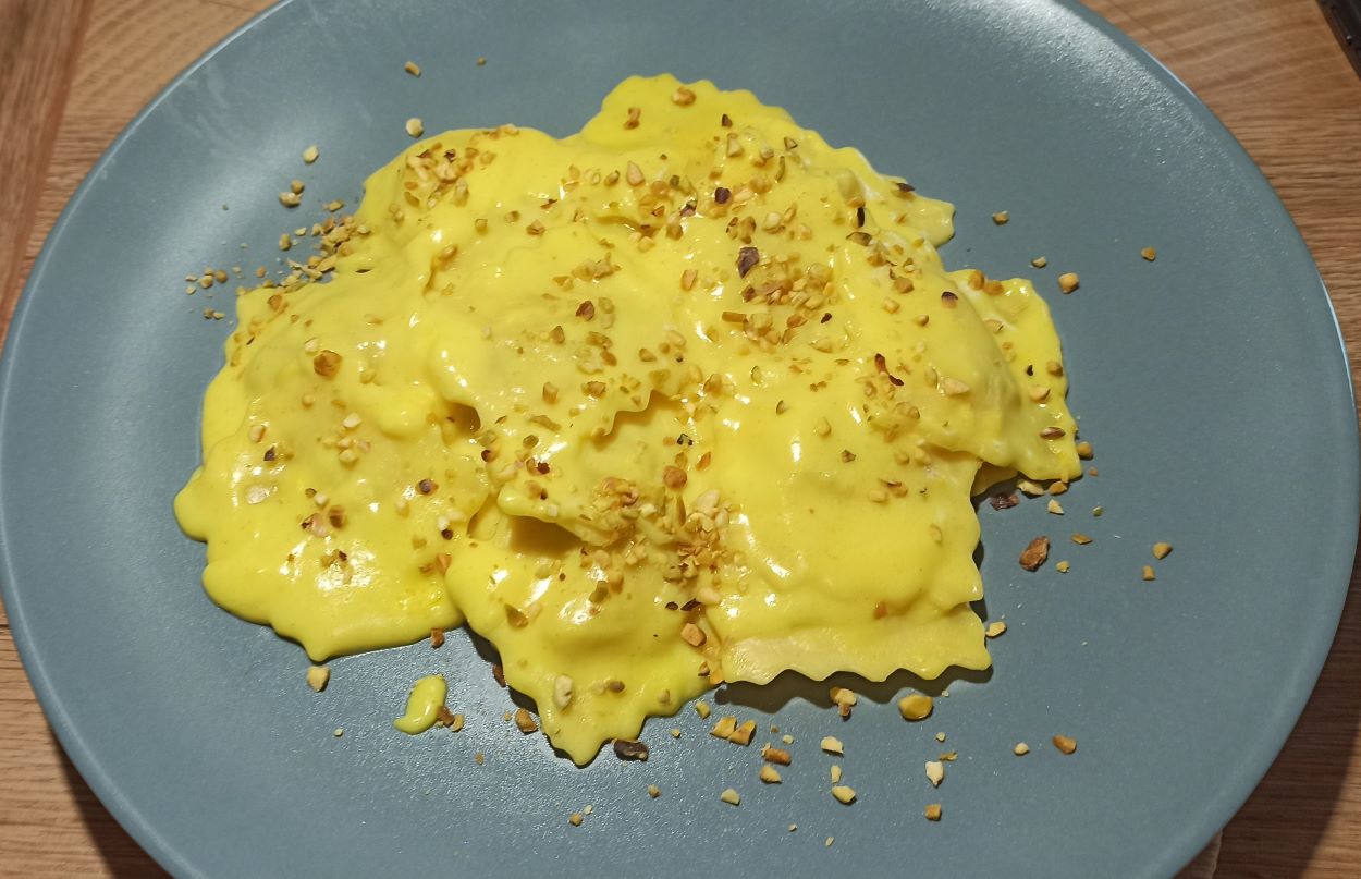 Ravioli con salsa formaggiosa alla curcuma, il sugo che si prepara in 5 minuti ed è super cremoso