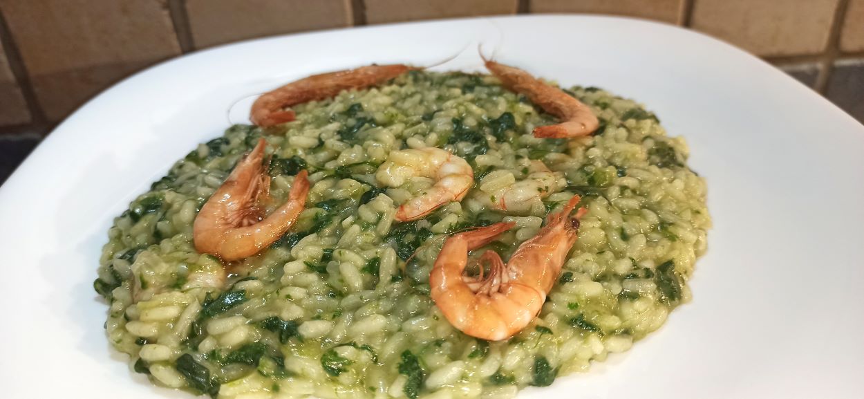 Risotto spinaci e gamberetti, il primo mare terra facile e veloce da fare