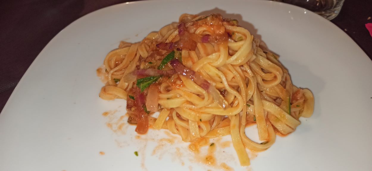 Pasta alla amatriciana di zucchine, per un pranzo o cena improvvisata, faranno fare un figurone in