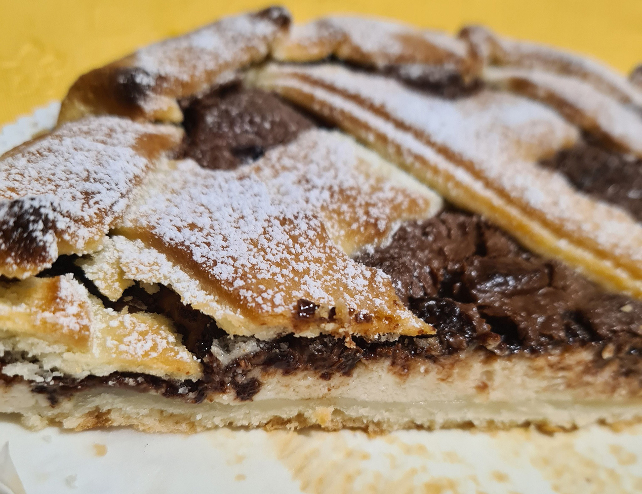 Crostata Nutella e Ricotta, più golosa della classica grazie al cuore di crema di ricotta. Si fa subito anche in friggitrice ad aria