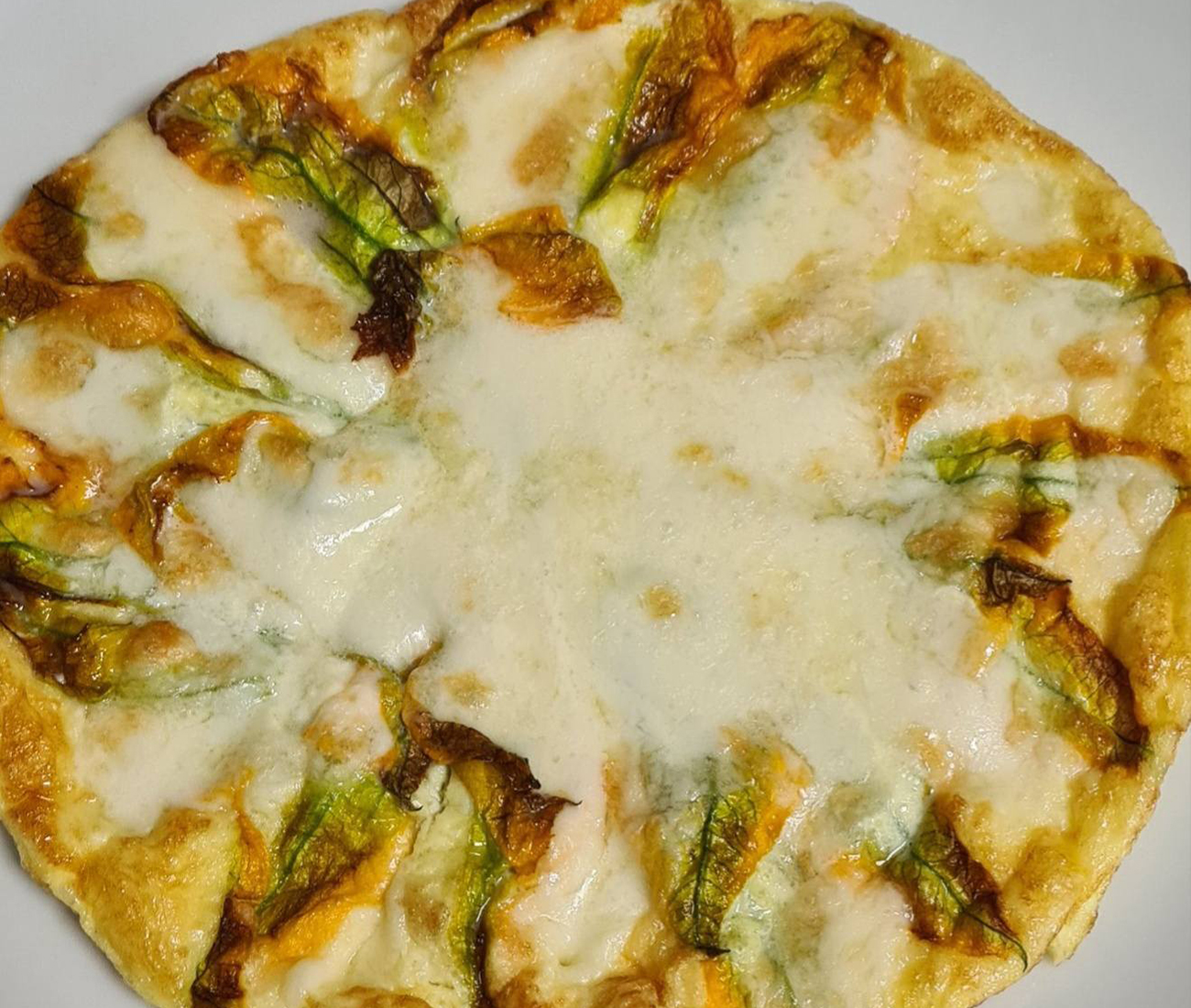 Frittata con Fiori di Zucca e Mozzarella, semplice e buonissima come antipasto o per una cena veloce