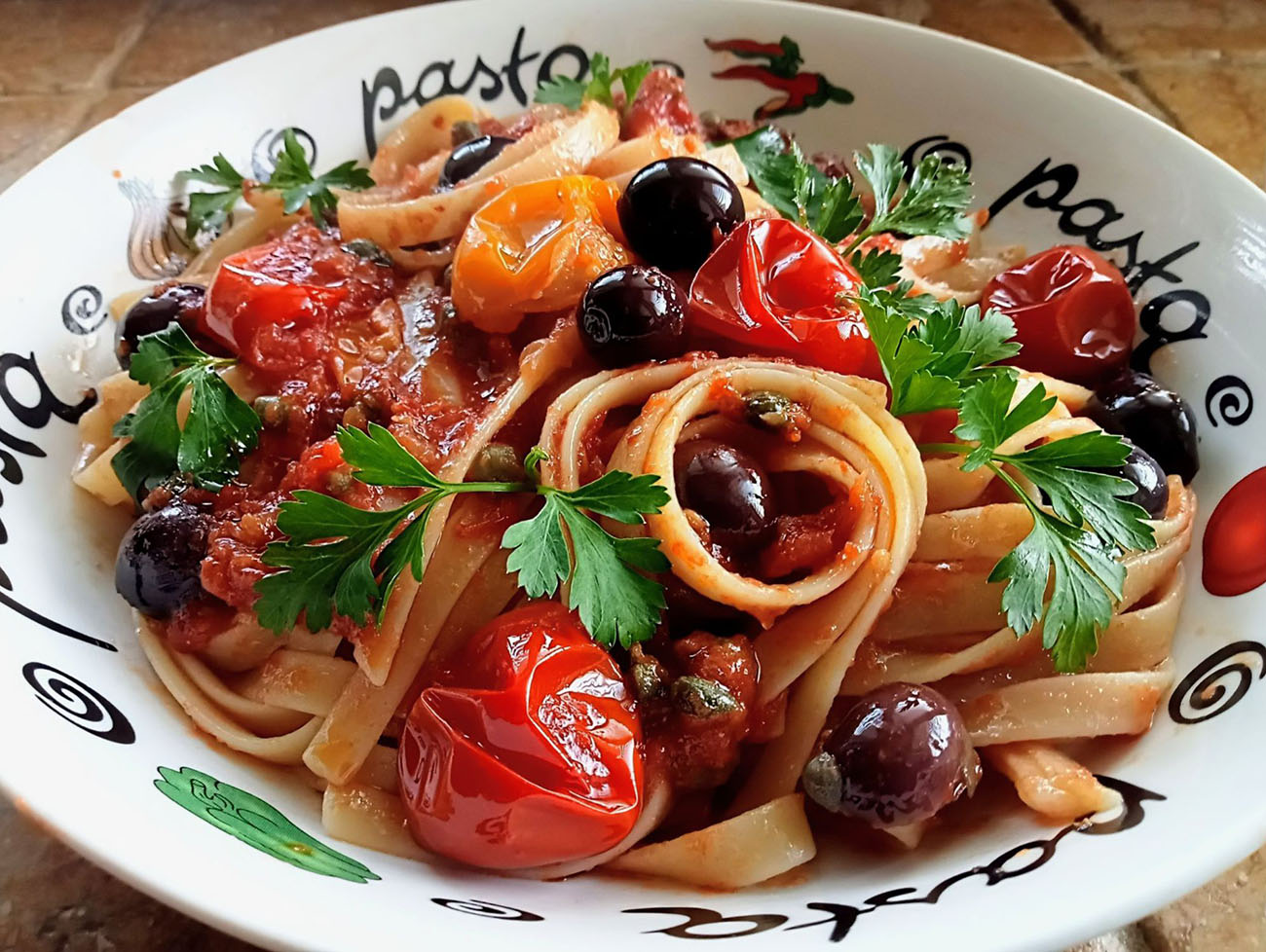 Fettuccelle auliv e chiappariell, e porti Napoli in tavola. L’antichissima ricetta partenopea più veloce dell’aglio e olio