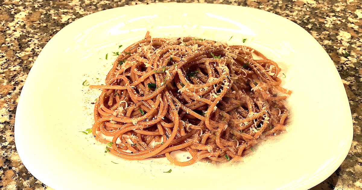 Spaghetti dell’Ubriacone, il primo al vino rosso semplice e buonissimo, quasi dimenticato. Le nonne lo preparavano per Carnevale