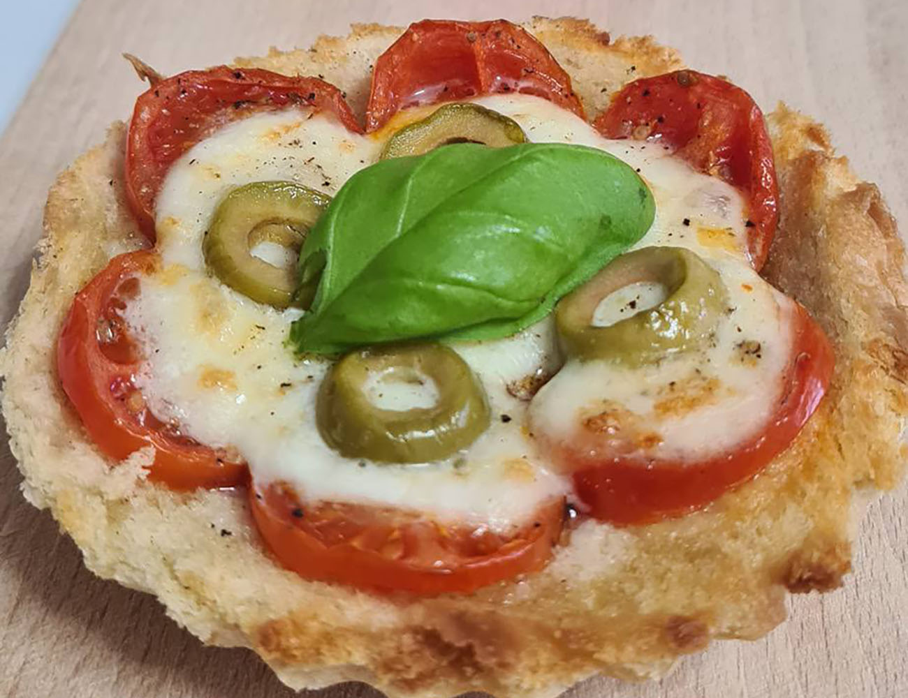 Tortino di Pancarré alla Caprese: Sfizioso e Veloce in friggitrice ad aria. Un’idea semplice e gustosissima per un antipasto croccante