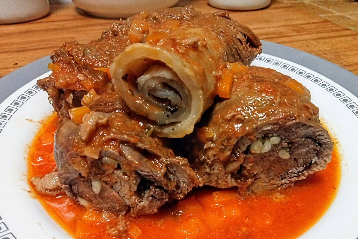 Braciola di corazza e cotica di maiale, il pranzo napoletano della domenica come da antica tradizione dei Quartieri