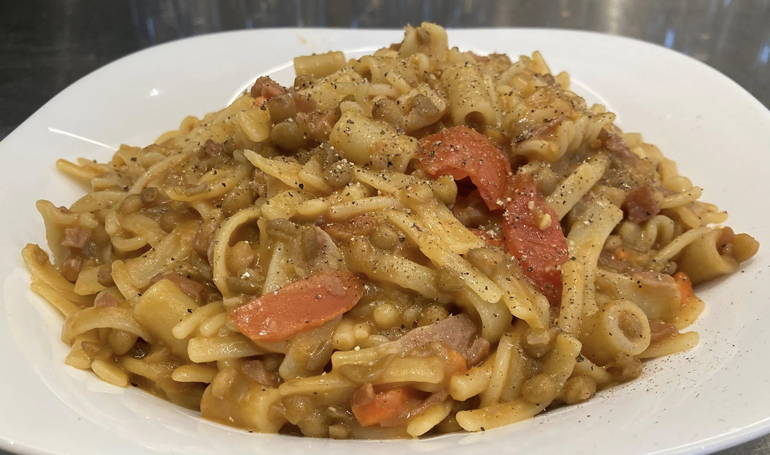 Pasta e lenticchie alla napoletana sbagliata, basta un tocco magico in più che la fa ancora più buona e saporita