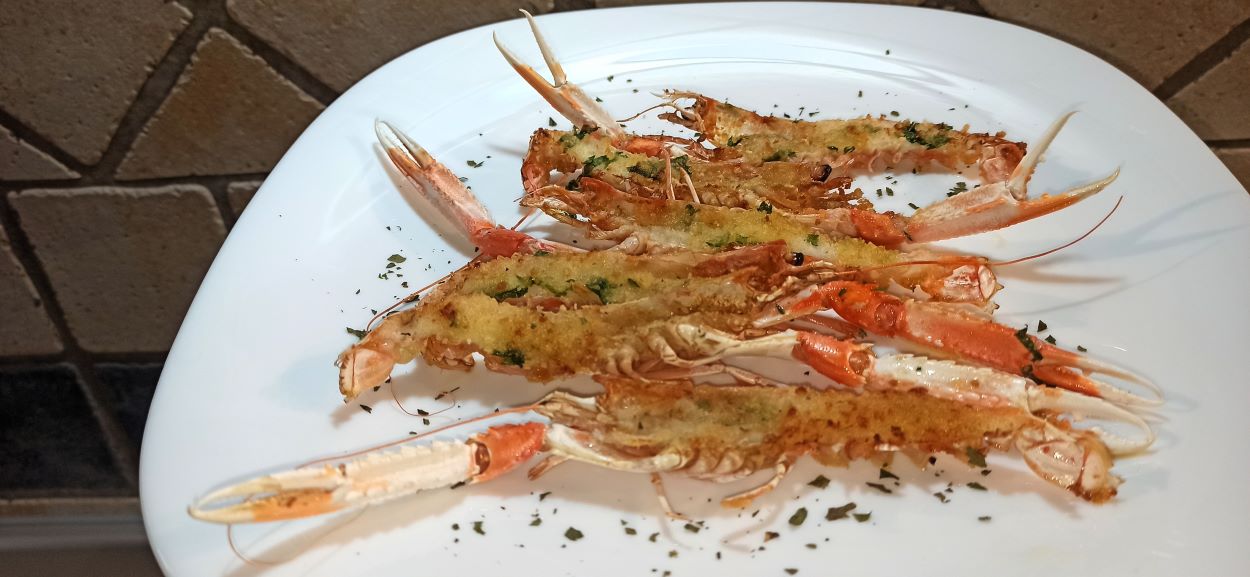 Scampi gratinati, il secondo della domenica che si prepara in 5 minuti. Il segreto è nella panatura, cosa di aggiunge