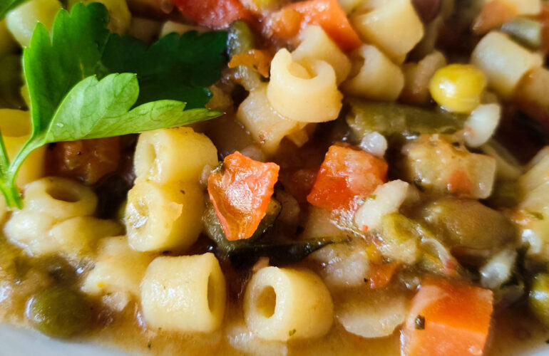 Minestrone di verdure con pasta e riso, alla vecchia maniera.