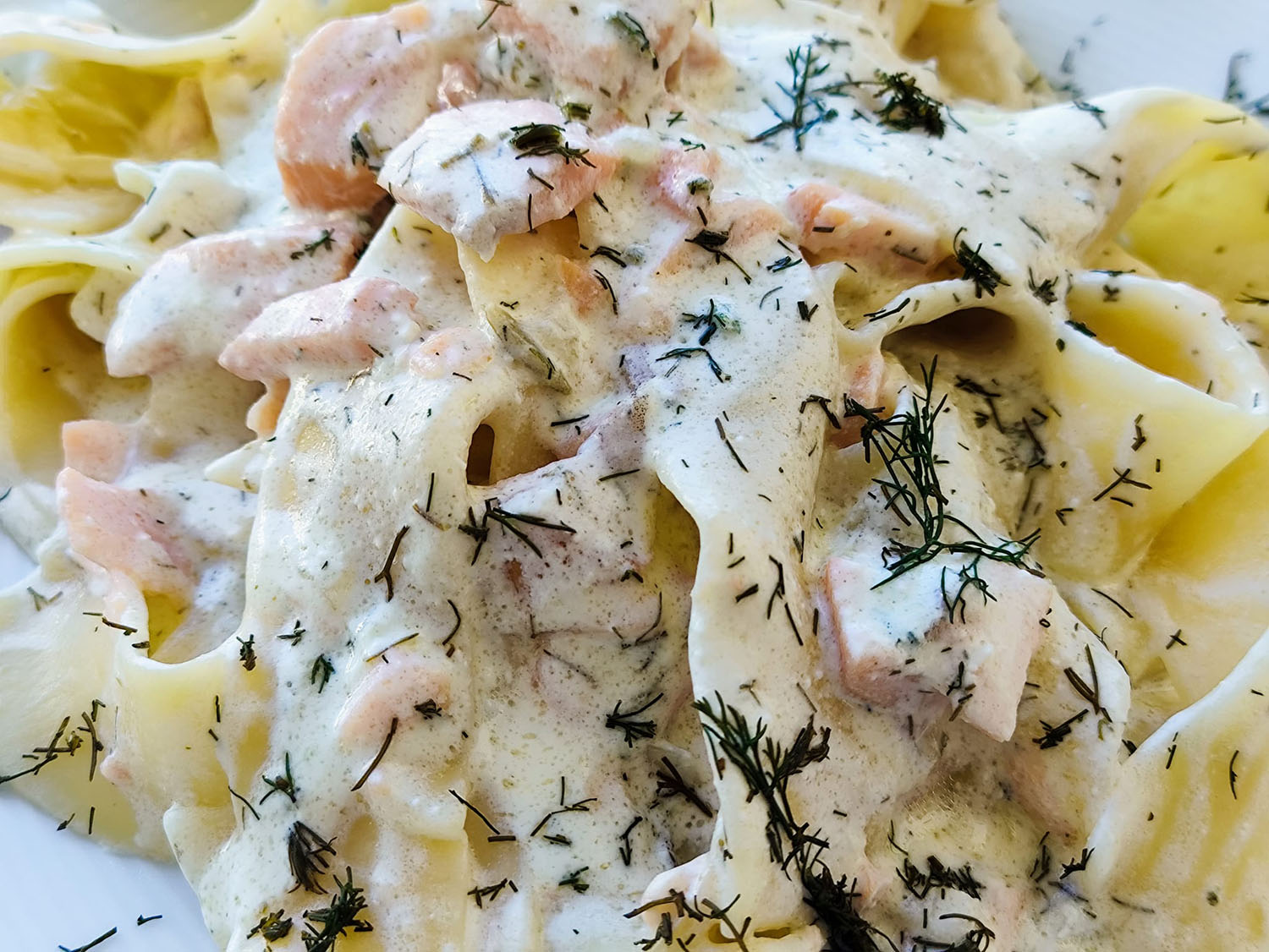 Pappardelle al salmone al profumo di Sicilia. Il primo super cremoso dal tocco speciale meglio delle vongole