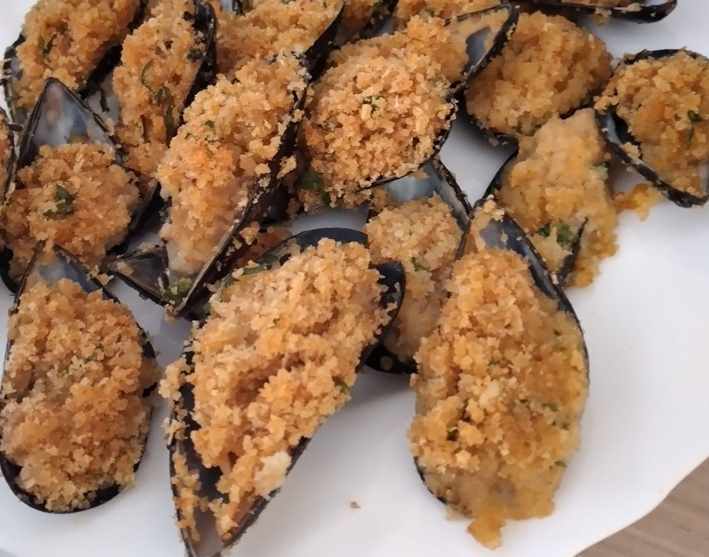 Cozze Gratinate con Panatura Profumata, si fanno 10 minuti in forno. Il segreto è il mix con il pangrattato. Cosa ci va