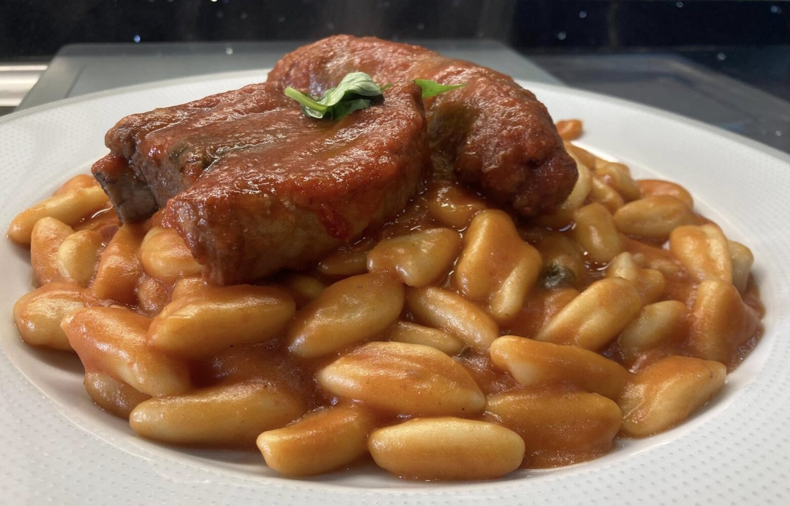 Gnocchi solo acqua e farina al ragù napoletano, i famosi gnocchi poveri della tradizione napoletana, si sciolgono in bocca