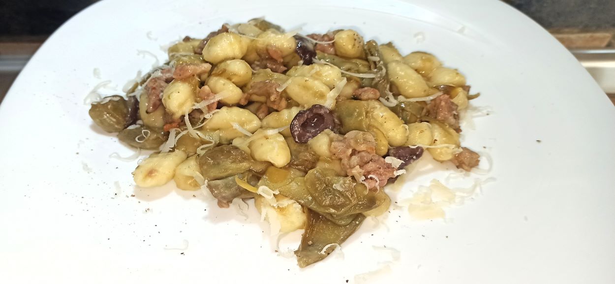 Gnocchi di Balanzone, con salsiccia e carciofi, il primo delle feste diverso dal solito dal sapore unico