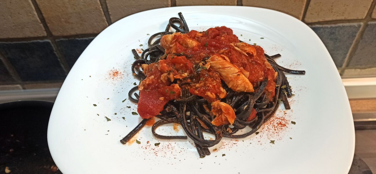 Linguine nere del marinaio, il piatto al profumo di mare che ci porta all’estate