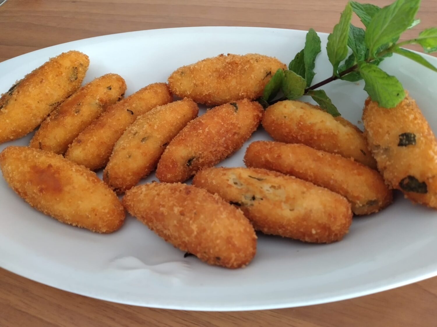 Panzarotti di patate napoletani di carnevale come da antica tradizione, si fanno il Martedì grasso con un ingrediente speciale