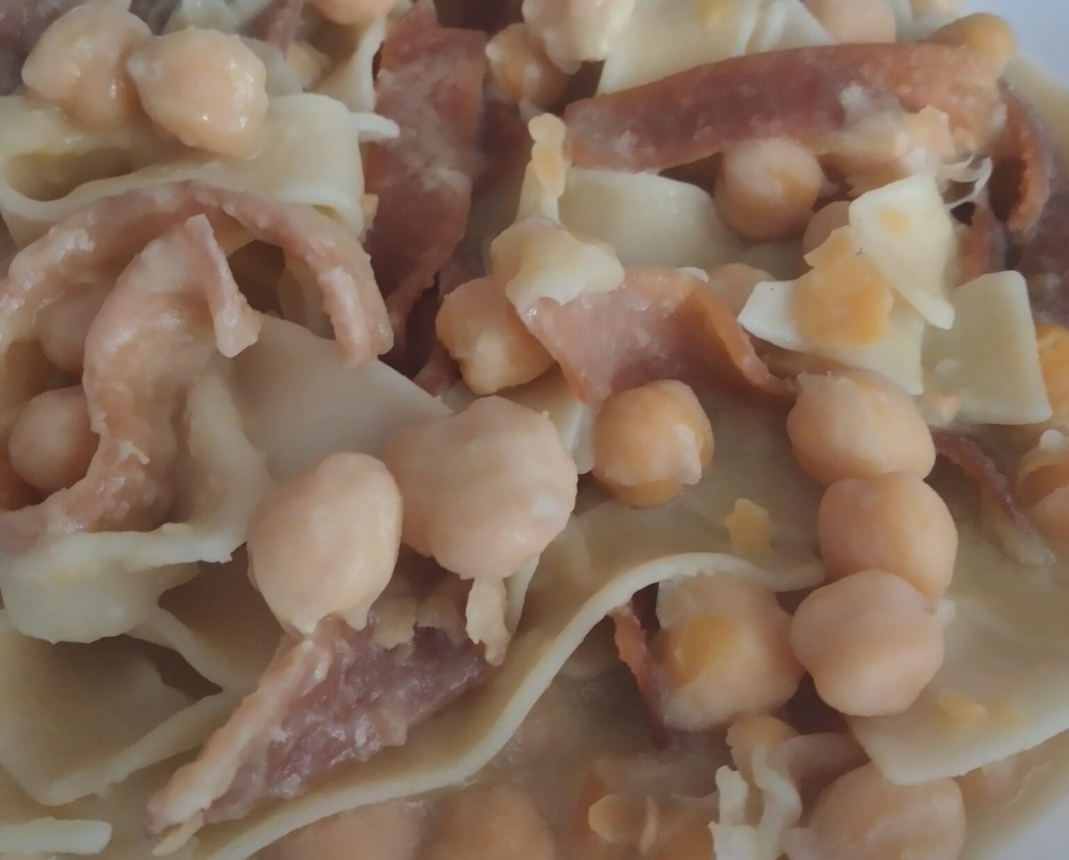 Pasta e cicciri cu li frizzuli di San Giuseppe, l’antica ricetta salentina per la festa del papà. Cremosi e buonissimi