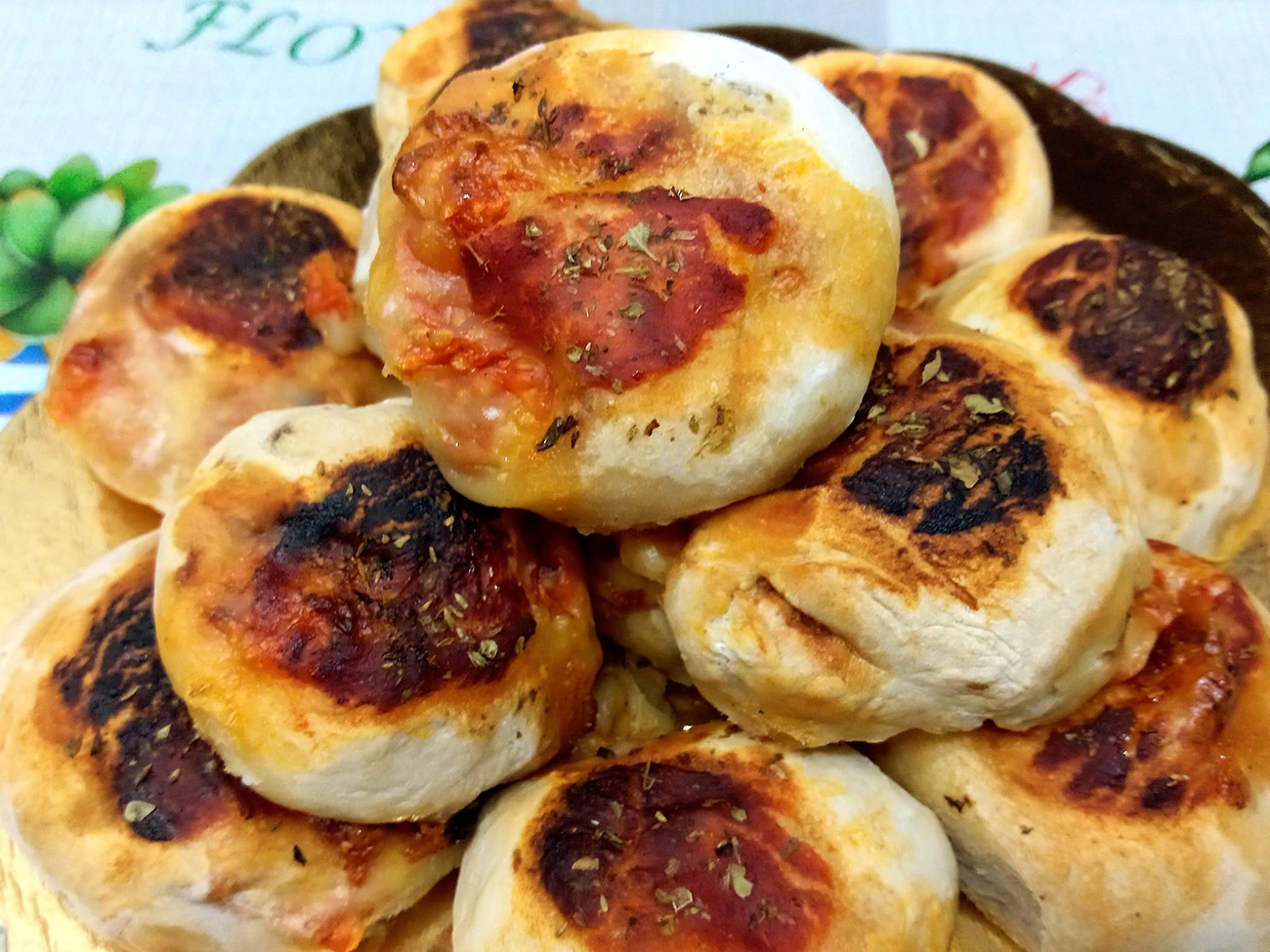 Vesuviotti, le pizzette al pomodoro senza lievitazione: pochi minuti per una grande merenda